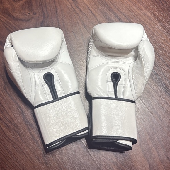 BOXING GLOVES White with Black Trim Sam Colonna Boxing LIKE NEW - Picture 2 of 4